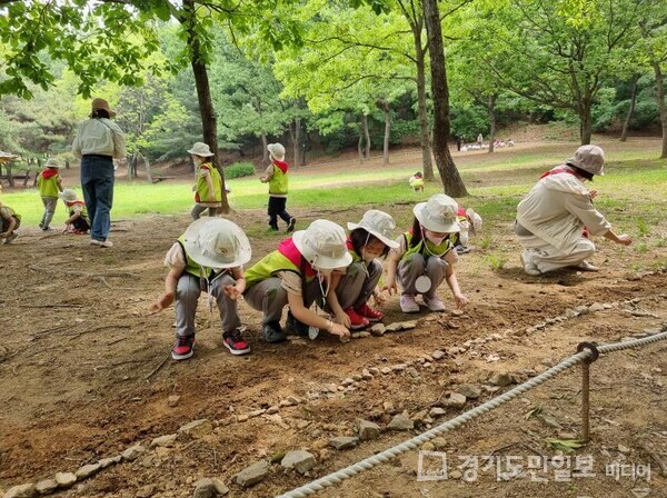 유아숲 체험 프로그램 참여 어린이들.