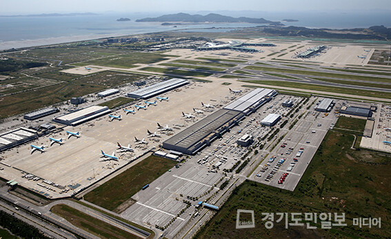 상공에서 촬영한 인천공항 화물터미널 전경.