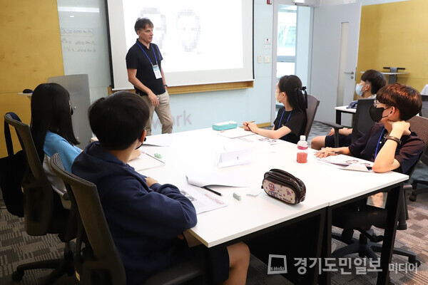 한국파스퇴르연구소 ‘주니어 과학교실’에 참여해 강의를 듣고 있는 학생들.