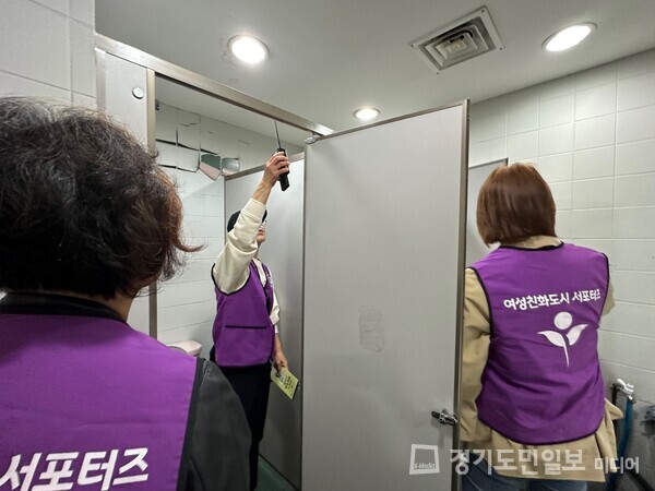 안양시 여성친화도시 시민참여단의 공중화장실 불법 촬영 합동점검 모습. 