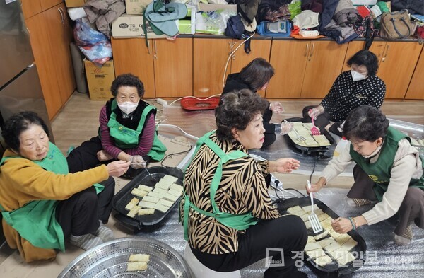 평택시 청북읍 새마을부녀회 회원들이 취약계층 35세대에 전달할 사랑의 반찬을 만들고 있다.