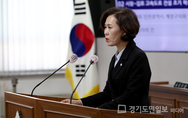 인천시 계양구의회가 18일 개의한 제248회 제1차 본회의에서 문미혜 의원이 대표 발의를 하고 있다.