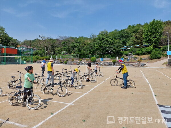 안성시가 학교로 찾아가는 자전거 안전교육을 실시하고 있다.