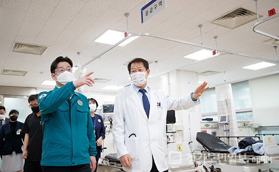 경기도의료원 수원병원 응급실을 방문하여 비상진료체계 대응 상황을 점검하고 있는 모습. 