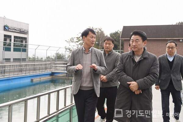 김동근 의정부시장이 19일 가능정수장을 방문해 안전점검에 나서고 있다.
