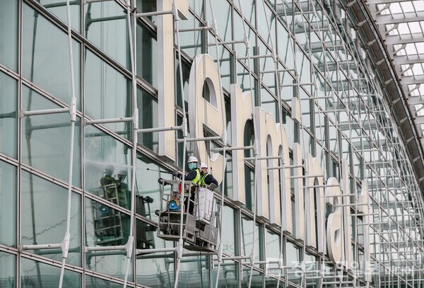 지난 19일 인천공항 제1여객터미널에서 유리창 청소작업이 한창 진행되고 있다.