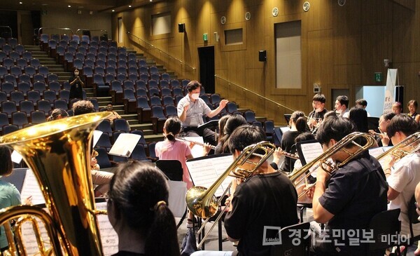 청소년음악원 ‘브라스 in 광명’ 단원들이 연습을 하고 있는 모습.