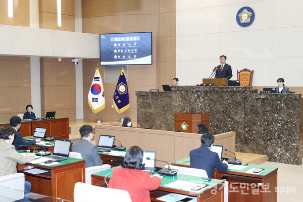 이천시의회가 20일 제2차 본회의를 열고 8일간 진행된 제242회 임시회 일정을 마무리하고 있다.
