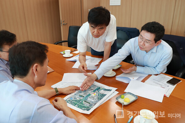 이상일 용인특례시장이 지난해 9월 한국도로공사 본사를 방문해 시의 도로현안을 설명하고 있다.