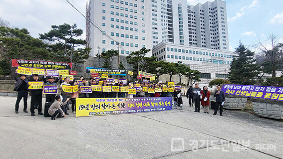 동두천시민들이 동두천 제생병원 앞에 모여 정부가 추진 중인 의료개혁과 의과대학 정원 증원을 지지하는 공동 성명서를 발표하고 있다.