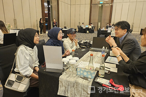 남동구 시장개척단이 인도네시아에서 현지 바이어들과 수출상담회를 진행하고 있다.