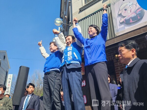 이재명 더불어민주당 대표와 용혜인 더불어민주연합 상임 선거대책위원장이 박윤국 후보 지원사격에 나서고 있다. 