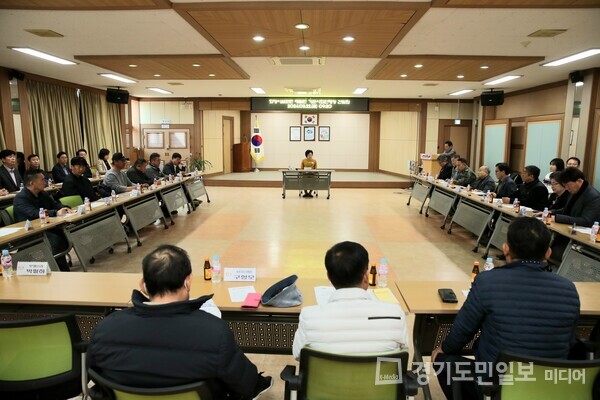 김경희 이천시장이 대월면 기관사회단체장들과 이천시 화장시설 관련 간담회를 갖고 있다. 