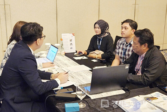 인도네시아 열린 수출상담회에서 남동구 시장개척단이 현지 바이어와 상담을 하고 있다.