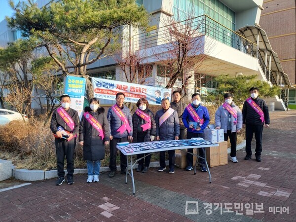 오산시보건소가 학교 등굣길에서 결핵예방 캠페인을 펼치고 있다.