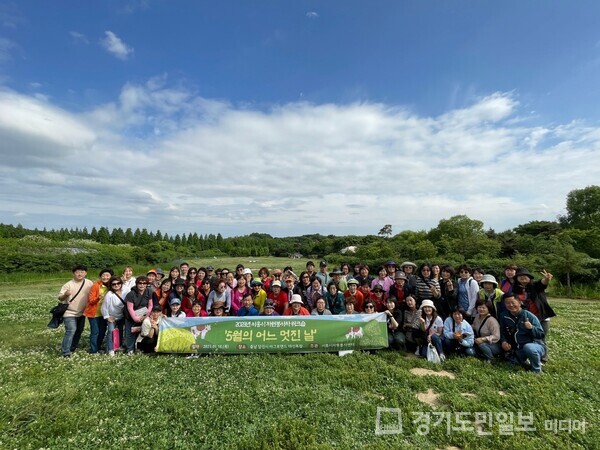 시흥시 자원봉사자 2023년 워크숍 단체 사진. 