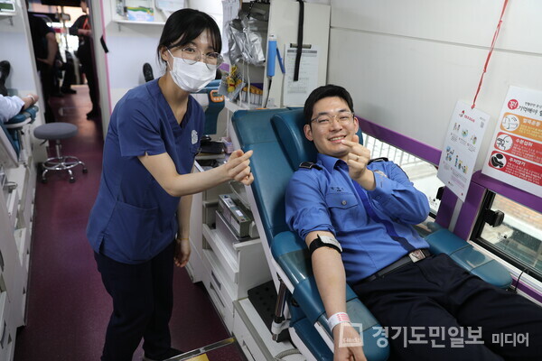 인천해양경찰서 청사에서 직원이 생명 나눔 실천을 위한 헌혈을 하고 있다.