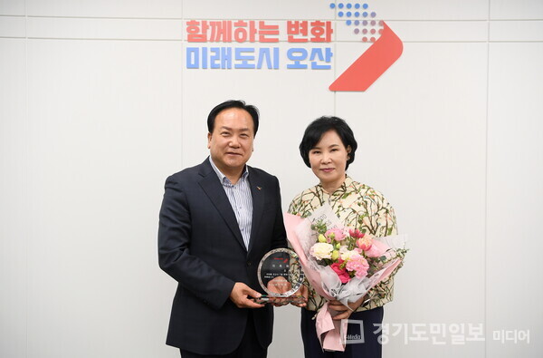 이권재(왼쪽) 오산시장이 26일 김혜옥 오산시사립유치원연합회 회장을 ‘1일 명예시장’으로 위촉하고 있다.