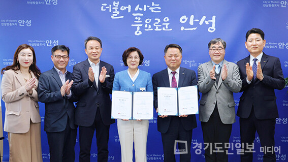 안성시가 시장실에서 한국철도공사와 ‘안성시 2단계 무상 교통 지원 사업’ 추진을 위한 업무협약을 맺고 박수를 치고 있다. 