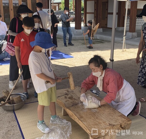 수원시민들이 수원전통문화관 세시풍속인 떡메체험에 참여하고 있다.
