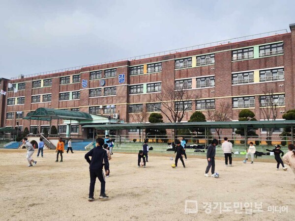 안산시 단원보건소가 다문화가정 아이들의 한국 사회문화의 빠른 적응과 신체 건강발달 도모를 위해 매주 축구공을 이용한 ‘폴짝폴짝 운동교실’을 실시하고 있다. 