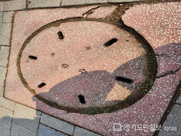 파손된 콘크리트 맨홀 뚜껑. 