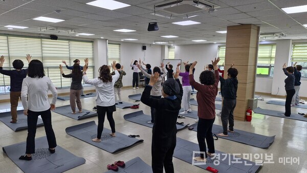 부천시 100세건강실 분기별 특화 프로그램 ‘진달래(진하고 달콤한 내일)’ 참여자들이 신체운동을 하고 있다. 