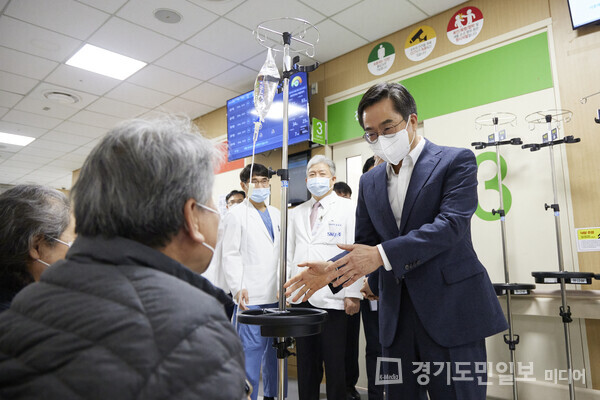 김동연 경기도지사가 28일 ‘의사 집단행동’과 관련, 분당서울대학교병원을 방문해 환자들과 대화를 나누고 있다. 