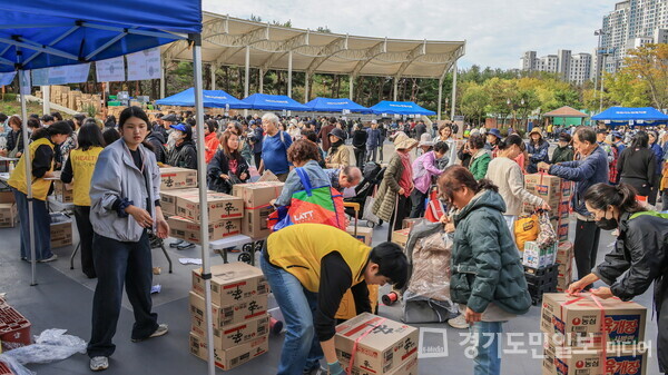 과천시노인복지관이 24일 문원체육공원 분수대 일대에서 ‘2025 행복드림 바자회’를 열고 있다.