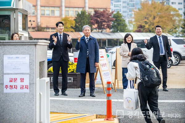 인천 윤환 계양구청장이 11월 13일 오전 2026학년도 대학수학능력시험이 치러진 관내 고사장을 찾아 수험생들을 응원하고 있다.