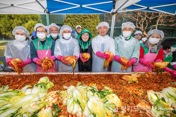 윤환 계양구청장이 계양구 새마을회가 진행하는 사랑의 김장 나누기 행사에 참여해 기념사진 촬영에 응하고 있다.