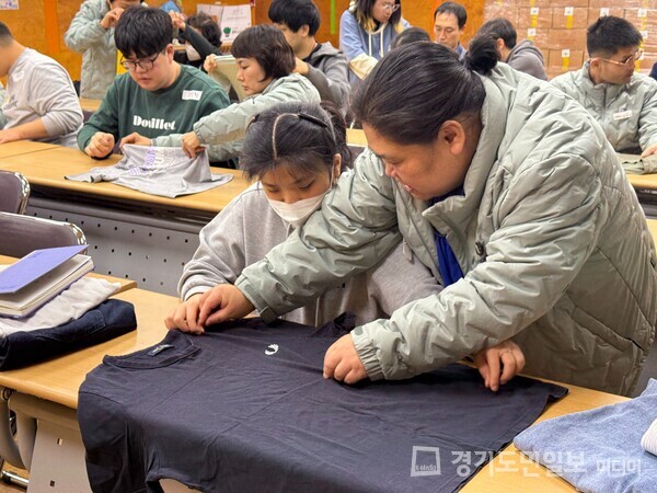 서구시설관리공단 구립장애인직업재활시설이 지난 12일 경기 시흥 소재 어우리 터 직업재활시설과 장애인 간 상호 교류와 자원봉사 활동을 개최하고 있다.