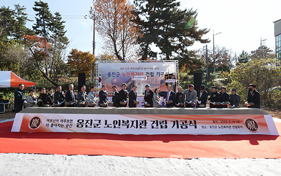 옹진노인복지관 건립공사 기공식에 참석한 내빈들이 시삽을 하고 있다.