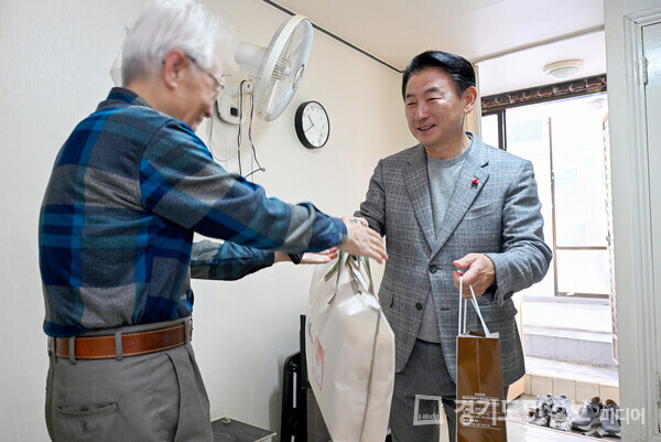 김동근 의정부시장이 14일 ‘돌봄, 삶의 현장’ 사업의 일환으로 녹양동 취약계층 가정을 방문해 후원 물품을 전달하고 있다.