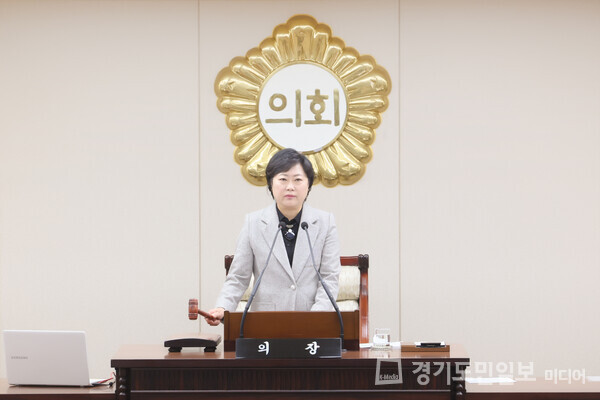 인천 부평구의회 안애경 의장이 제273회 부평구의회 정례회 개회를 선언하고 있다.
