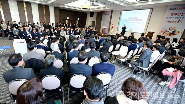 유정복 인천광역시장이 18일 연수구 미추홀타워에서 열린 ‘2026년도 주요업무보고회(제2경제도시 완성)’에서 시정 운영 방향을 설명하고 있다.