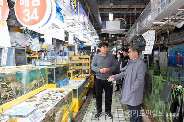 인천광역시의회 정해권 의장이 소래포구종합어시장 일대의 화재 취약 구역을 점검하고 있다.
