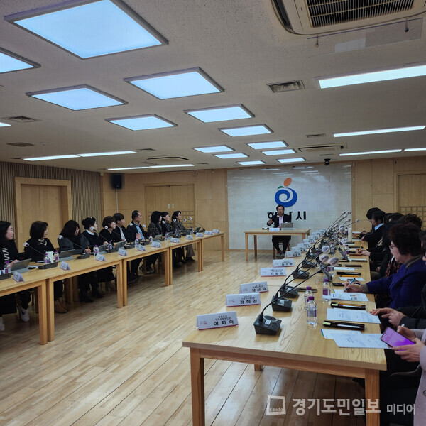 하남시가 19일 시청 상황실에서 아동돌봄센터간 협력 및 네트워크 구축을 위한 간담회를 개최하고 있다.