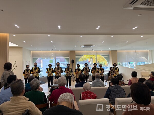 서구시설관리공단(이사장 우영환) 연희노인문화센터 노인맞춤돌봄서비스사업팀은 ‘동네방네 주걱소리’ 프로그램을 통해 주걱을 이용한 난타공연을 실시하고 있다.