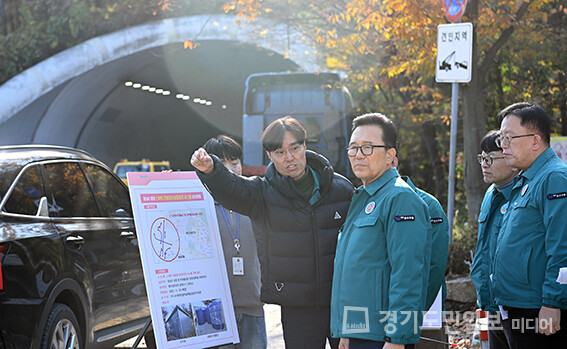 이재호 연수구청장이 청능IC 인근 자동염수분사장치 시설을 점검하고 있다.