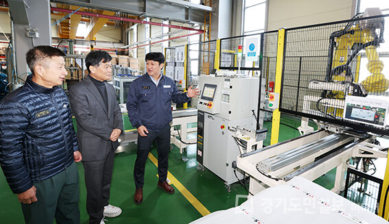 박종효(가운데) 남동구청장이 방진ㆍ방음 설비 전문기업인 엔에스브이 시설 내부를 둘러보고 있다.