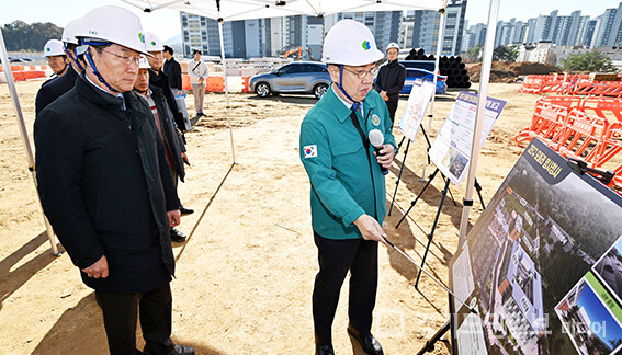 유정복 인천시장이 검단구 모듈러 임시청사 부지에서 추진상황을 점검하고 있다.