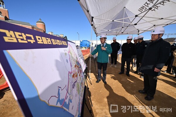 유정복 인천광역시장이 21일 검단구 모듈러 임시청사부지에서 추진상황을 점검하고 있다.