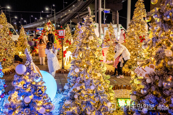 ‘2025 크리스마스 페스타’ 점등식 전경 사진.