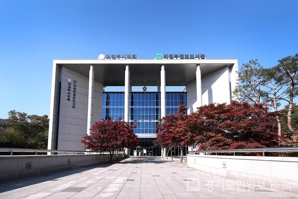 노후 시설 개선과 공간 효율성 향상을 위해 진행한 리모델링 공사를 마무리하고 12월9일 재개관하는 의정부정보도서관 외관.