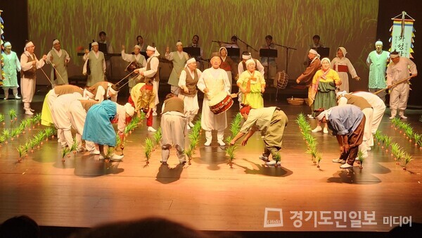 경기도 무형유산 제65호 ‘화성팔탄민요’ 정기공연의 한 장면.