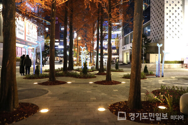 바닥 조명이 새롭게 설치된 서현역 공공공간. 